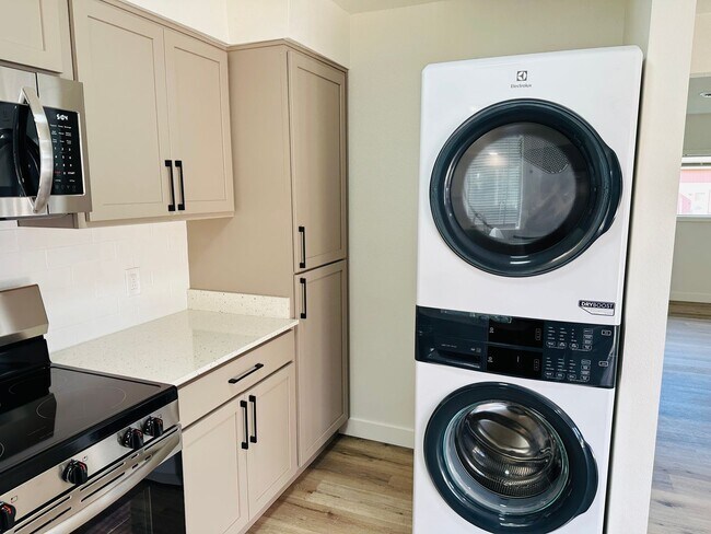 Building Photo - Fresh Remodel, Pet Friendly 2 bedroom in B...
