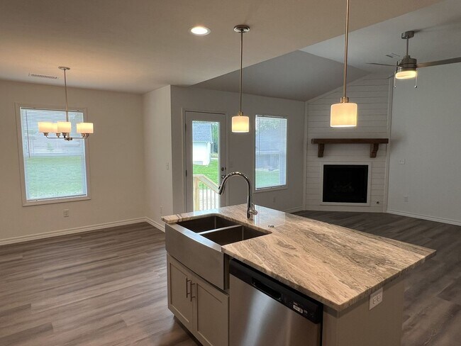Building Photo - New Home In Nixa-Wont Last!