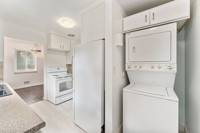 Building Photo - Discover comfort and convenience in this u...