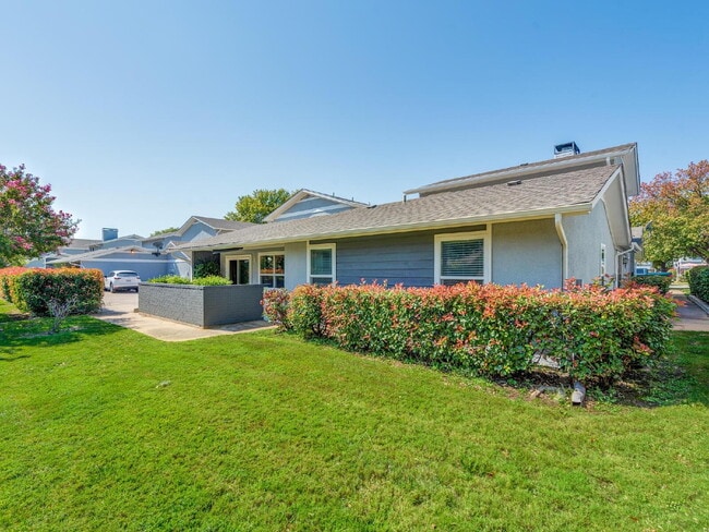 Building Photo - "Cute 3-Bed 2-Bath Townhome in Hurst!"