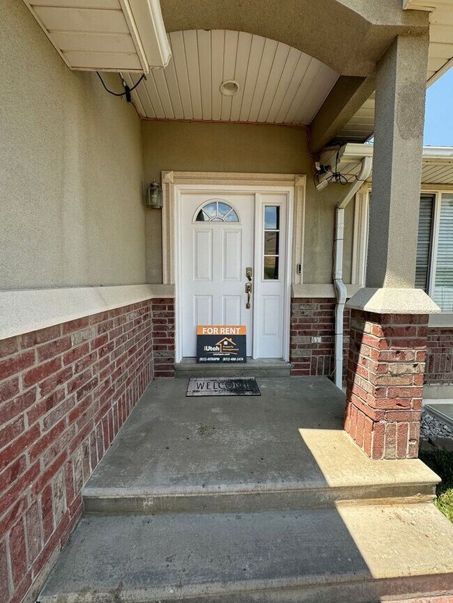 Foto del edificio - 5 bdrm 3 bth Home 2 Car Garage- Solar Panels! Coming Soon!