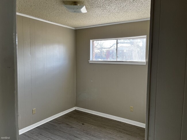 Building Photo - 2 br, 1 bath 4plex - 4007 College Main St A