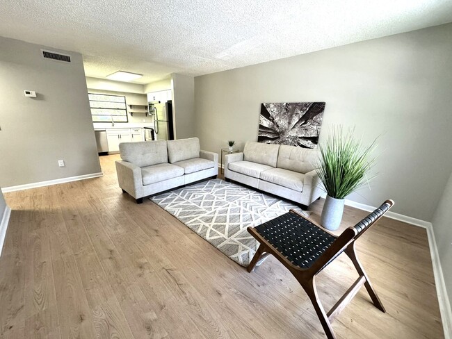 Building Photo - Renovated 2 Bedroom / 1 Bathroom Apartment