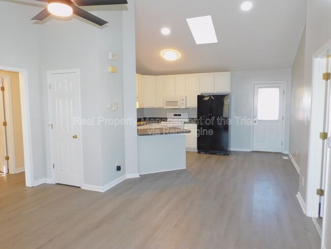 Building Photo - 4301 Edgemore Rd