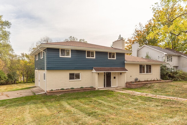 Building Photo - 1520 Traver Rd