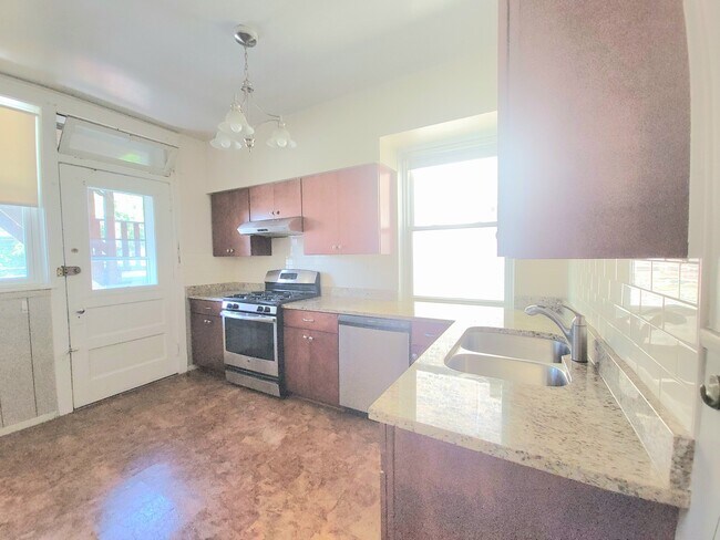 Foto del edificio - 6320 N Lakewood Ave