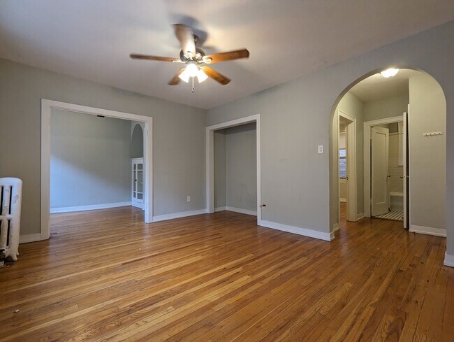 Building Photo - 542 W Surf St