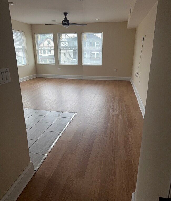 Sala de estar y comedor abiertos - 729 Linden Ave