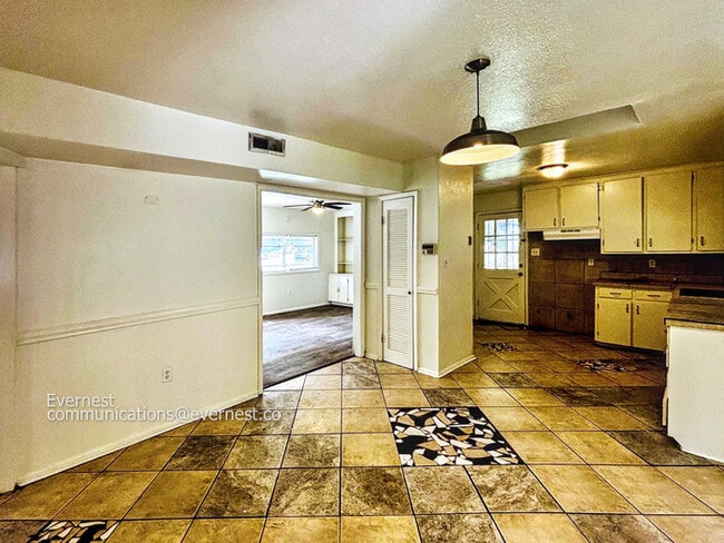 Building Photo - 2740 Teresa Dr