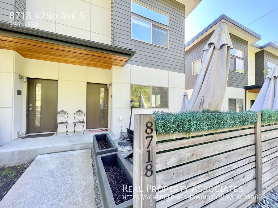 Primary Photo - 3-Bedroom, 2-Bath Townhome Available! **La...