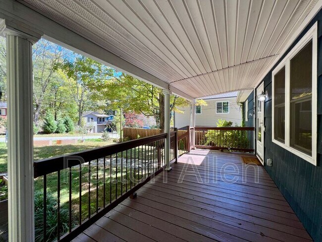 Foto del edificio - 126 Locust Ct