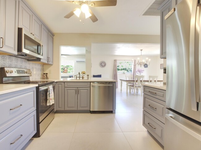 Building Photo - 218 S Sequoia Dr
