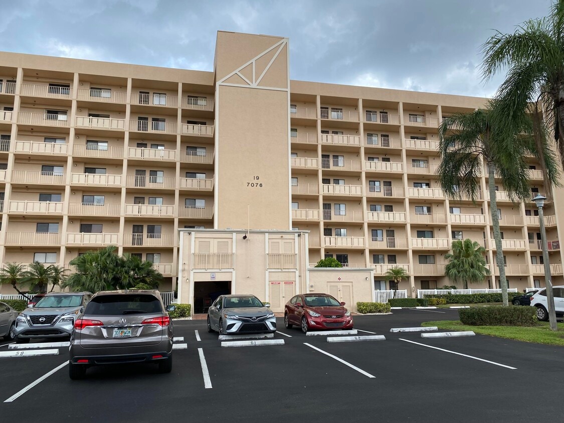 7076 Huntington Ln Unit 805, Delray Beach, FL 33446 Condo for Rent in Delray Beach, FL