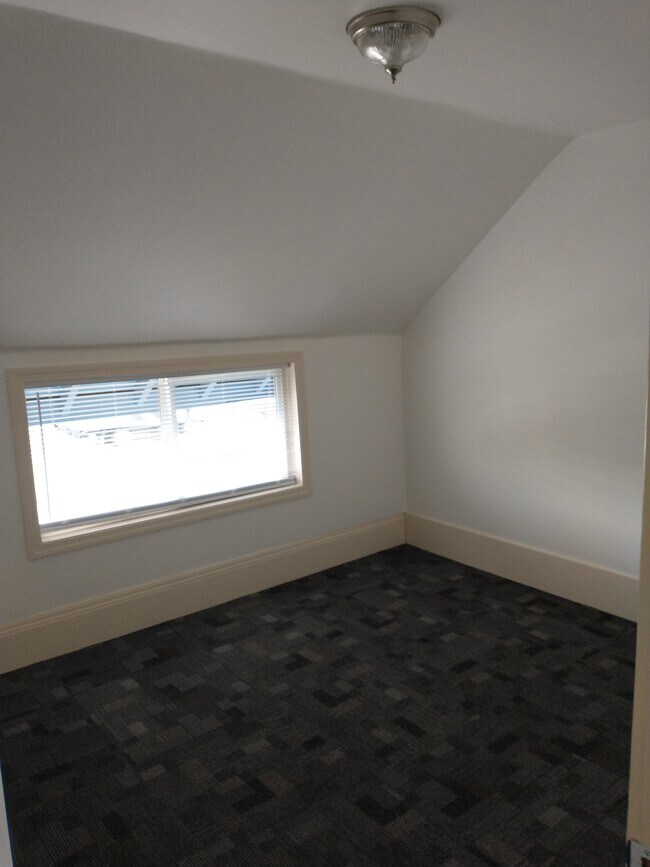 Building Photo - 302 Maple St