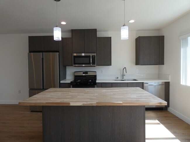 Building Photo - 2412 Carmona Ave