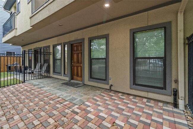 Building Photo - Experience Urban Living at Its Finest!