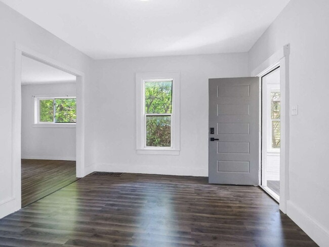 Foto del edificio - 2 Story Home in Minneapolis W/ Fenced-In Yard