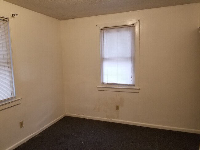 Building Photo - 389 Riverview Ave