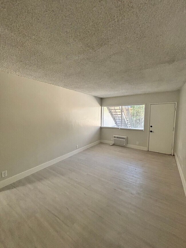 Foto del edificio - 6809 Baird Ave