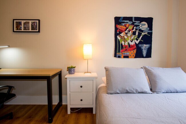 Building Photo - Central Location, Eat-in Kitchen, Laundry on a Site