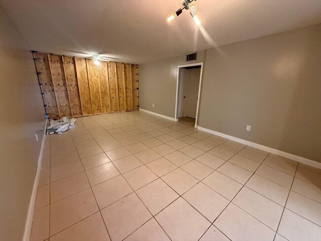 Building Photo - 1410 S Federal Hwy