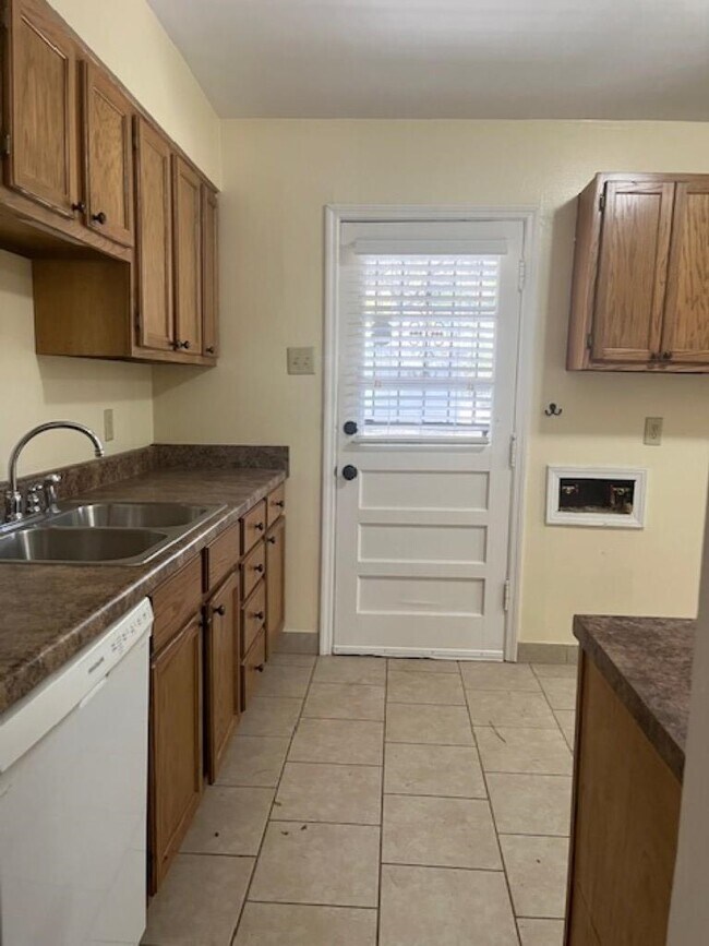 Foto del edificio - 1022 S White Station Rd