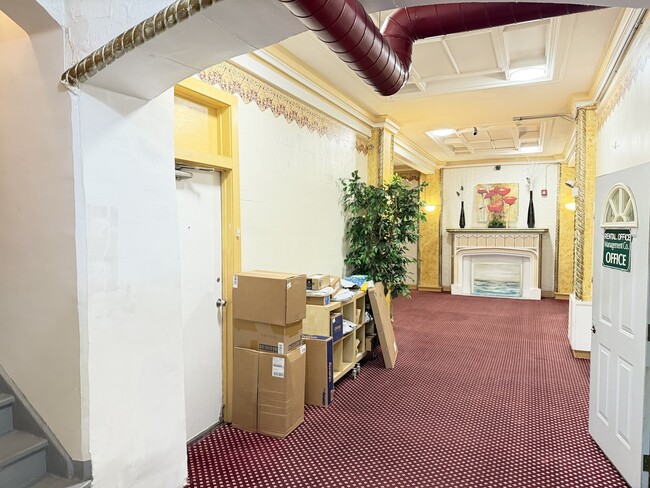 Building Photo - 839 W Sheridan Rd