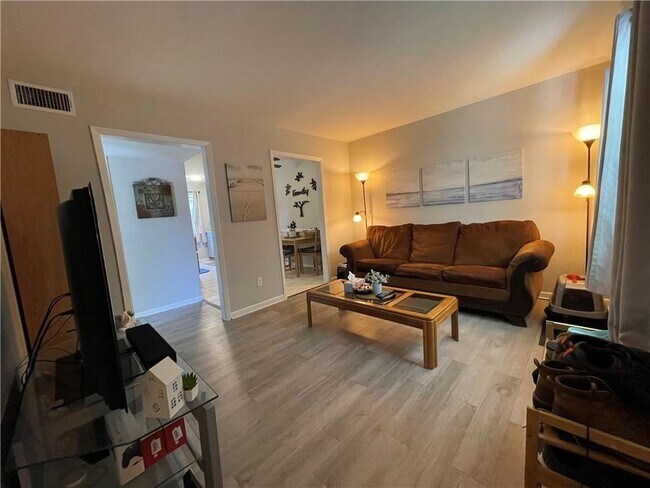 Foto del edificio - 4302 Emerald Dr