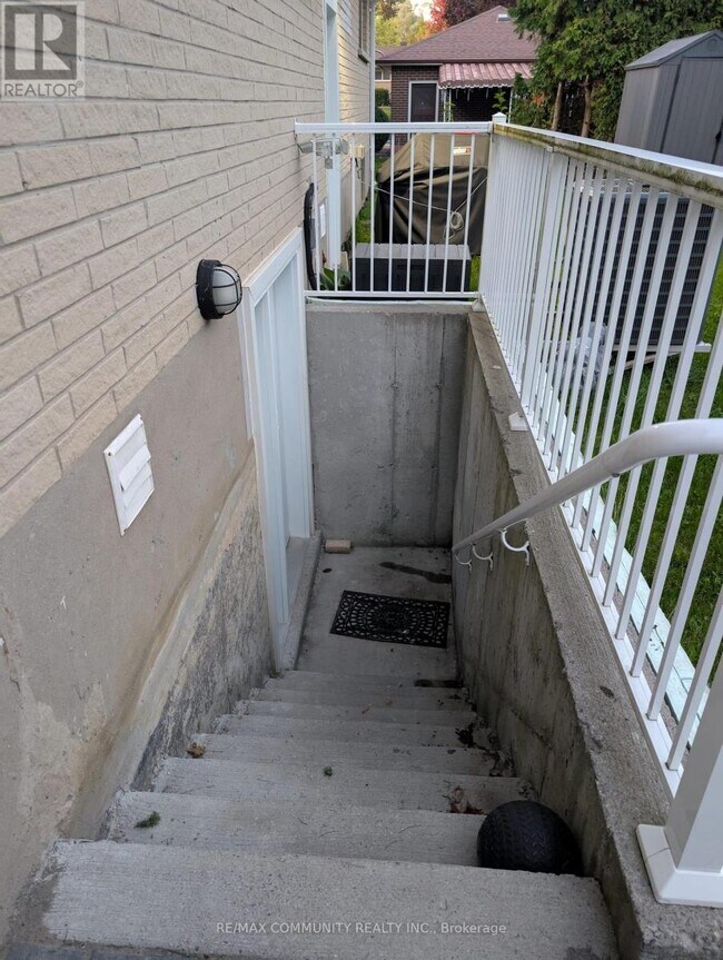 Building Photo - 837 Glenrush St