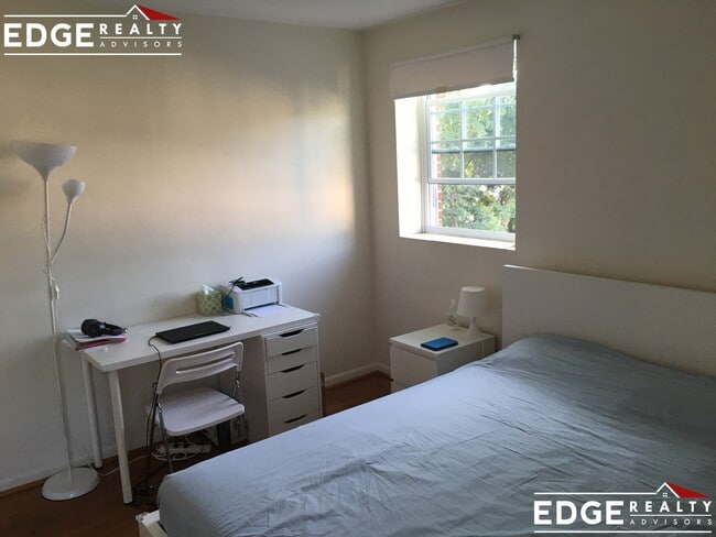 Building Photo - 804 Centre St