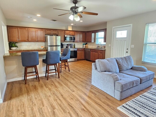 Building Photo - Annual Unfurnished 2 Bedroom 2 Bathroom Single Family Home in South Venice!