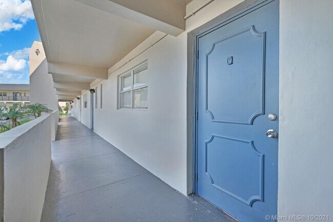 Foto del edificio - 7960 N Colony Cir