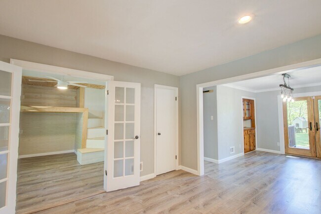 Building Photo - Renovated 3 Bedroom, 1.5 Bath Home in Deep...
