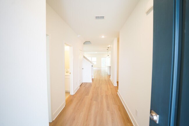 Foto del edificio - Available Now!