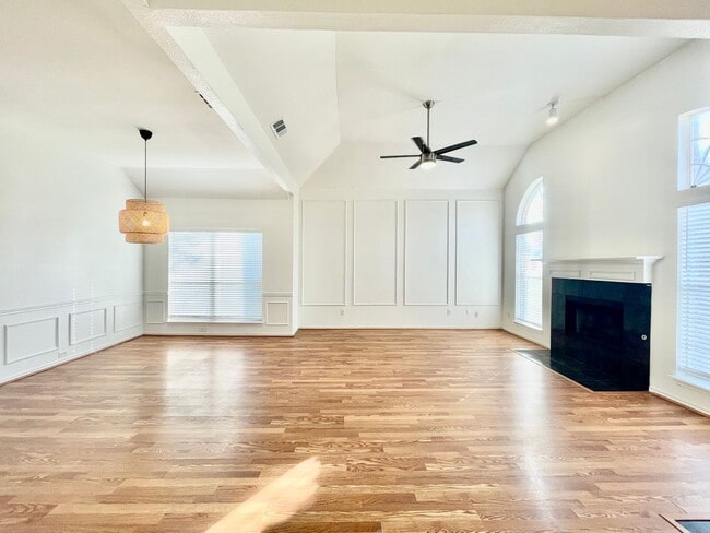 Foto del edificio - Recently updated home minutes from Grandscape