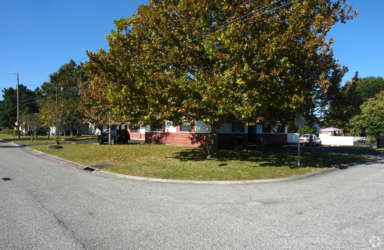 143 NE Madison Cir N, Saint Petersburg, FL 33702 Apartments in Saint