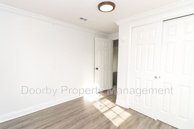 Building Photo - 921 East Ave