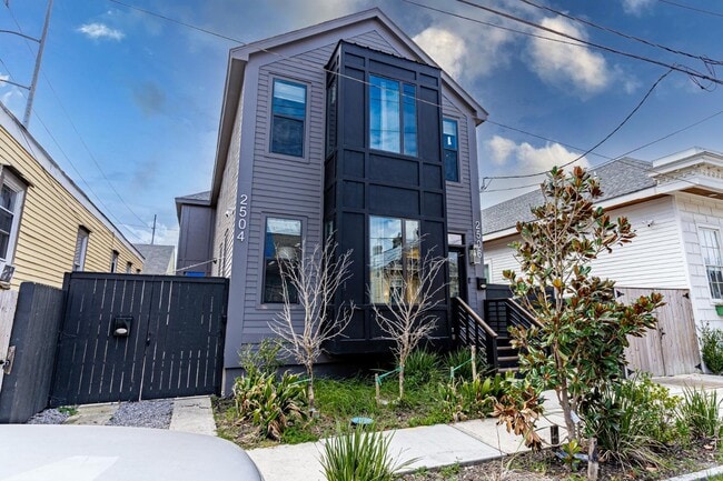 Building Photo - 2504 Dumaine St