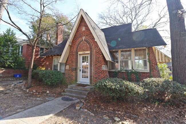 Building Photo - Live just minutes from USC, Five Points, a...