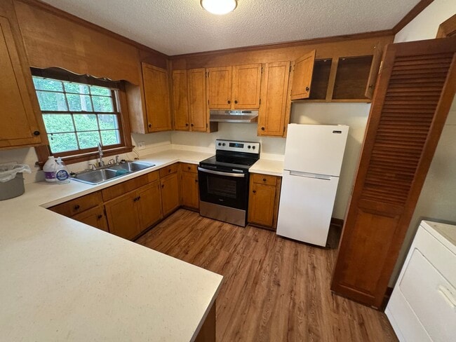 Building Photo - Spacious Rooms, Deck and Detached Garage /...