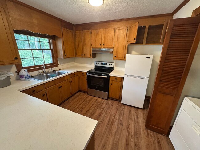 Foto del edificio - Spacious Rooms, Deck and Detached Garage /...