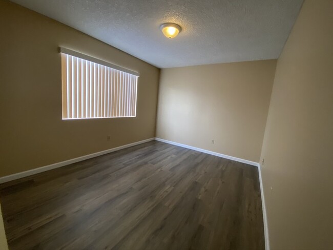 Building Photo - Very Spacious 2Bed & 1 Bath