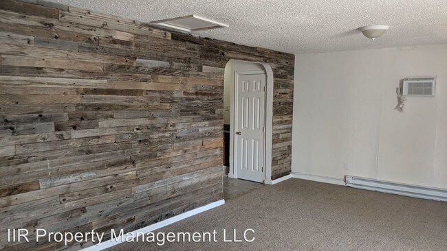Building Photo - 500 E Country Club Rd