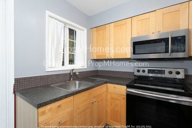 Building Photo - Charm in Parkrose Heights! Your Three Bedr...