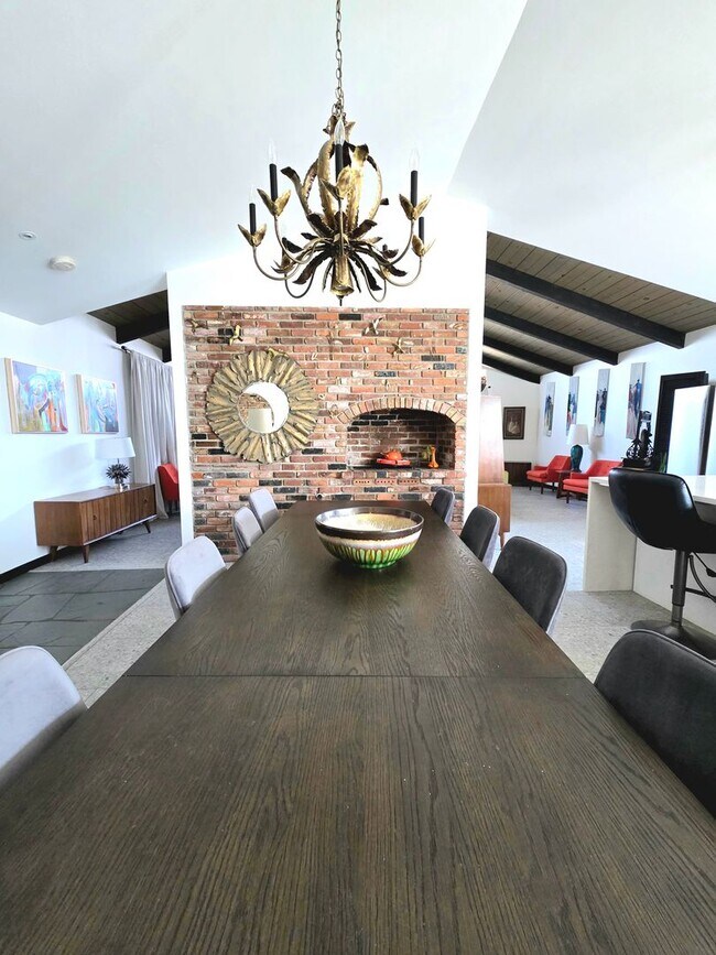 Foto del edificio - LUXURIOUS FURNISHED HOME