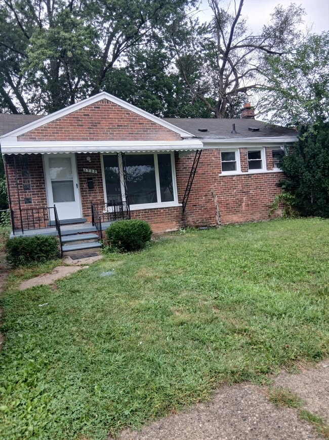 Building Photo - 1735 Meadow Ln