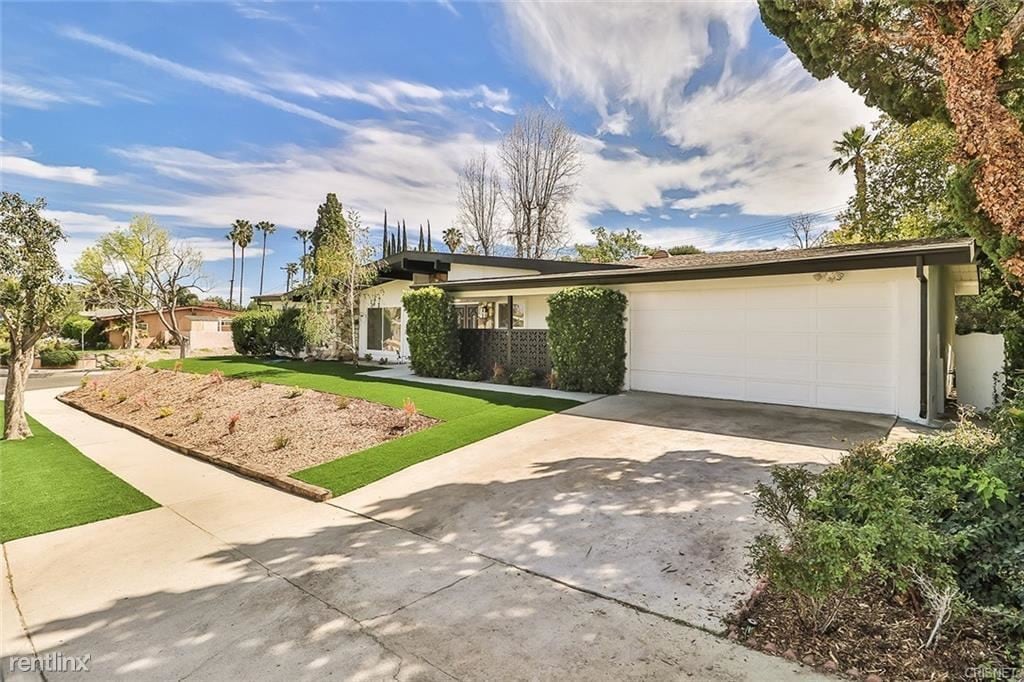 Primary Photo - 4 br, 2 bath House - 23540 Kivik St