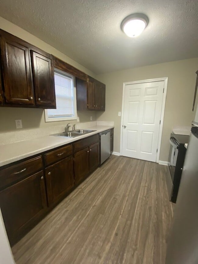Building Photo - Charming 3 Bedroom Ranch Style Home