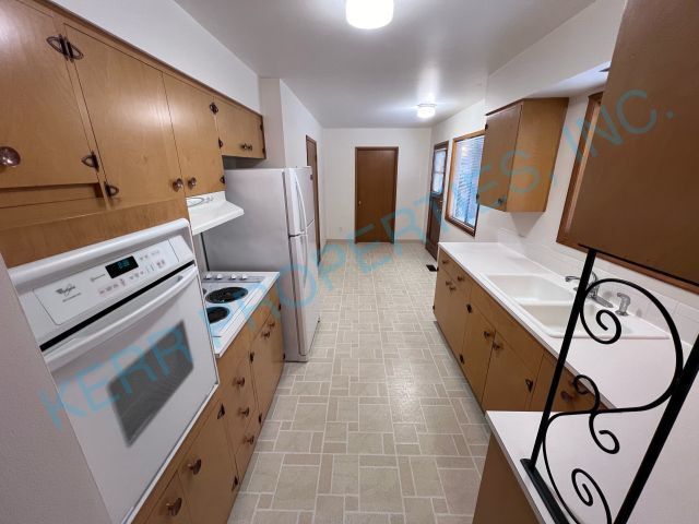 Building Photo - 3 Bd / 1 Bth - Attached Garage - Central A...