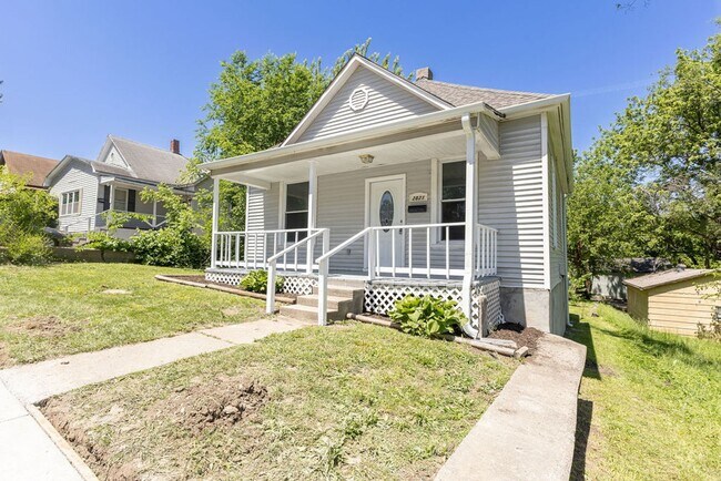 Foto del edificio - Remodeled 2-Bedroom Bungalow with Spacious Yard & 1-Car Basement Garage